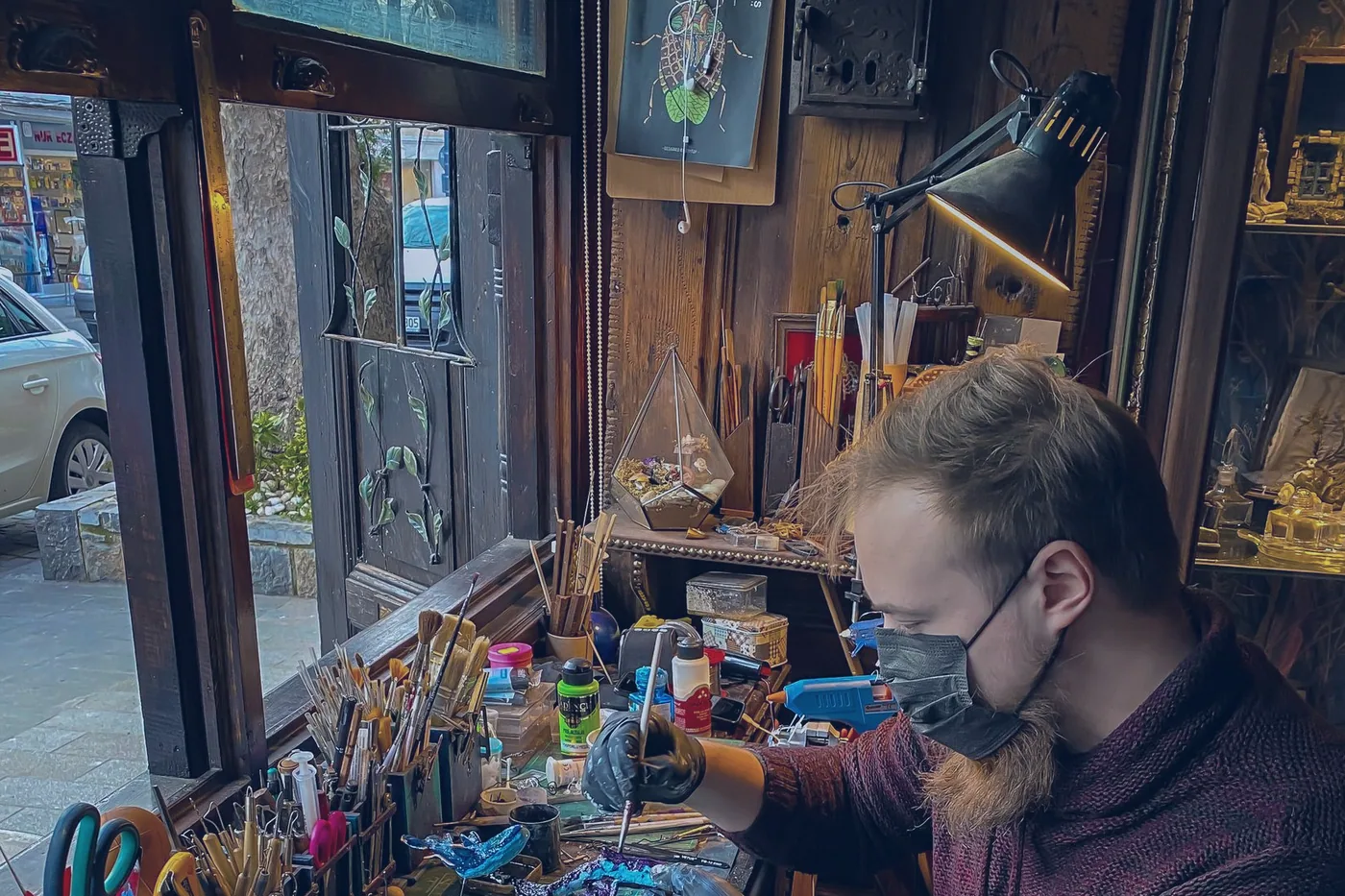 Cztery osoby nad planszą w trakcie lekkiej partii